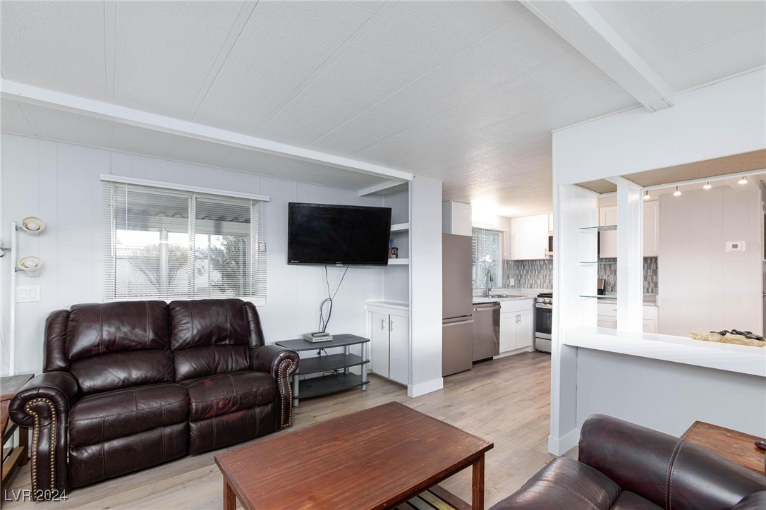 4608 Royal Ridge Avenue