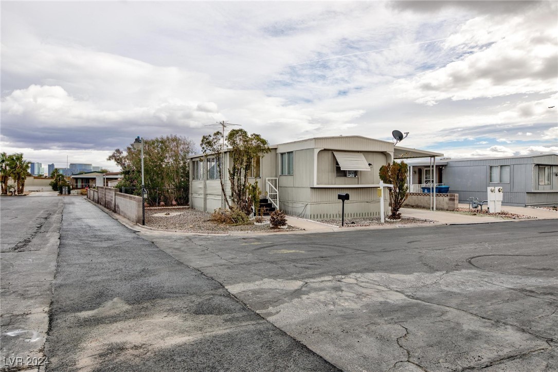 4608 Royal Ridge Avenue