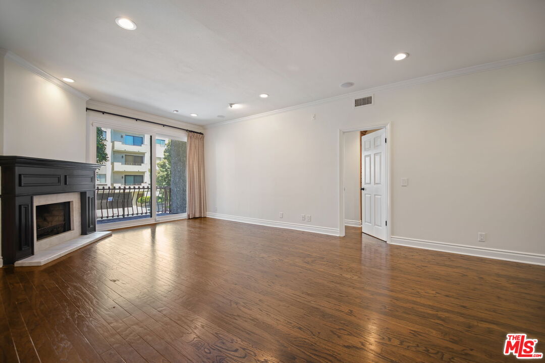 2031 S Bentley Ave Unit: 102