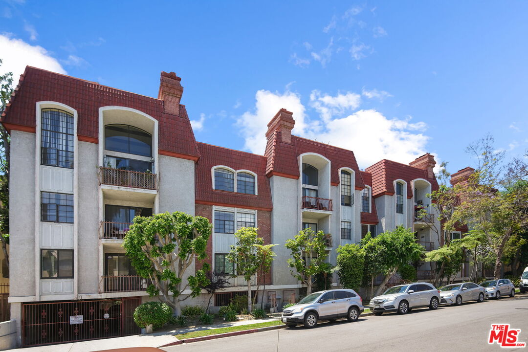 2031 S Bentley Ave Unit: 102
