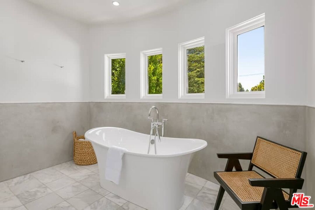 729 N Ogden Dr