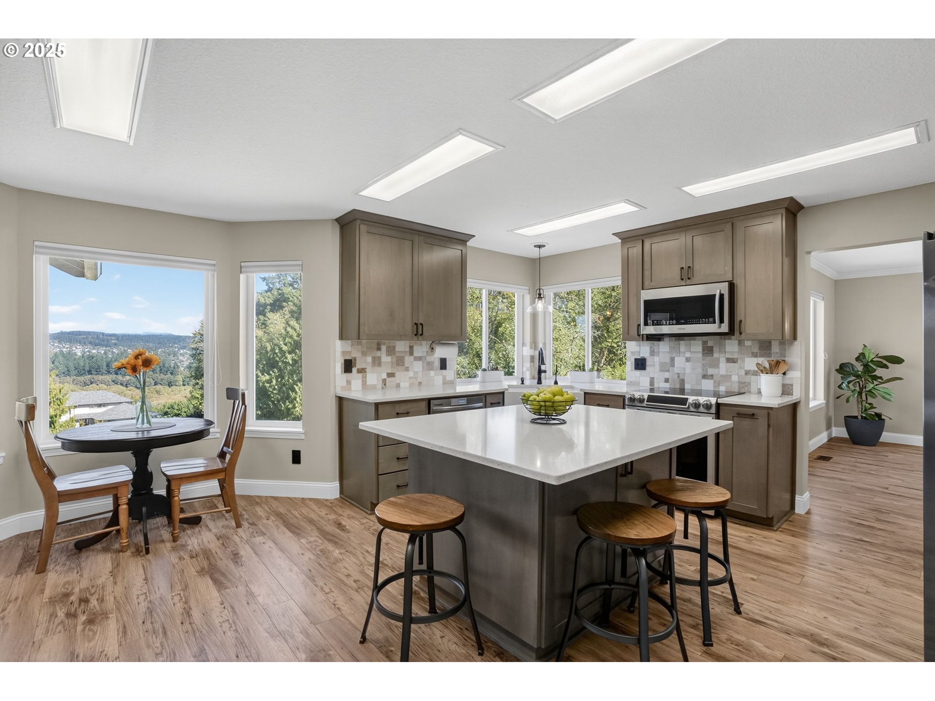 32102 NW EAGLE CREST DR