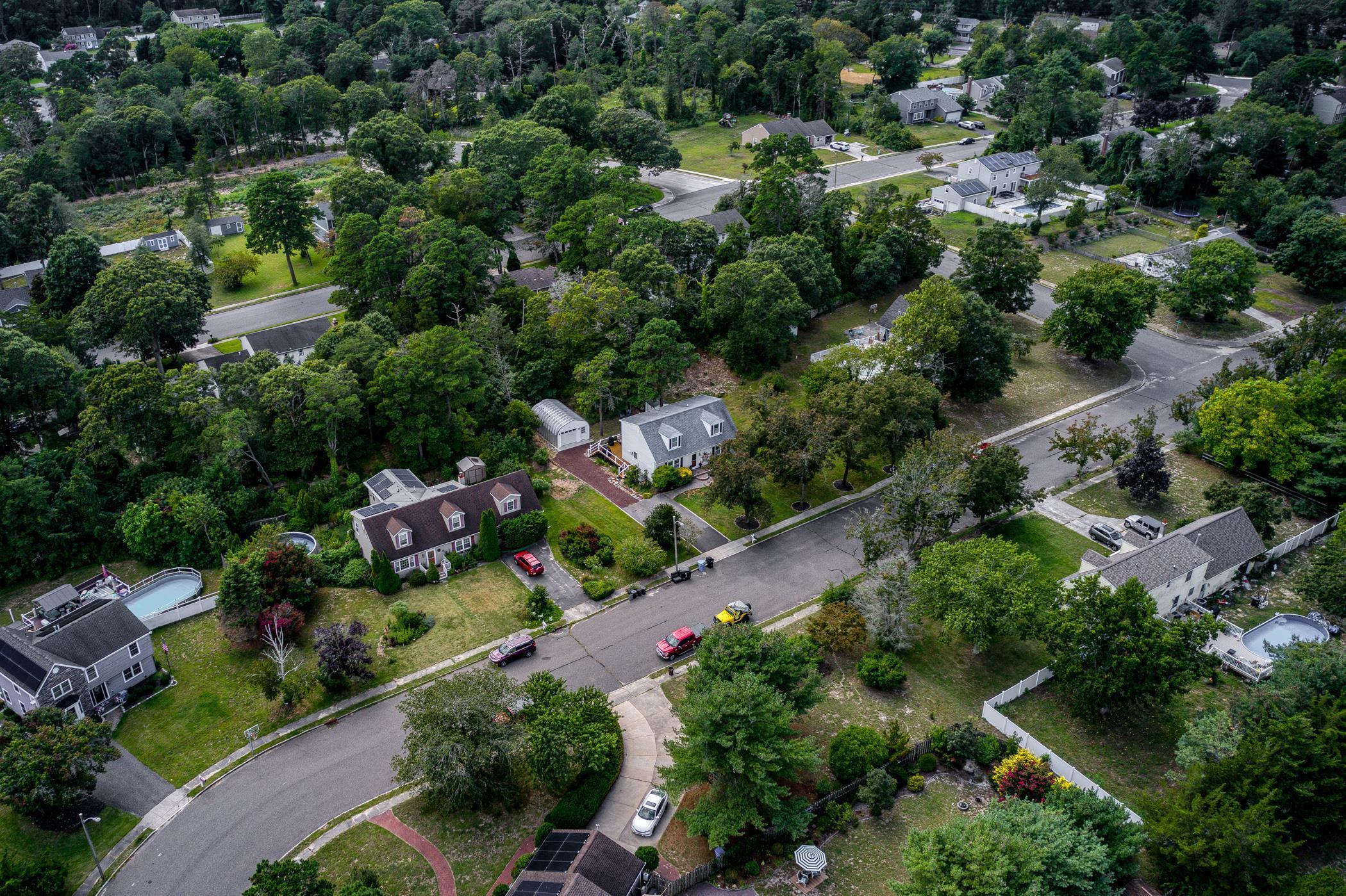 16 Lynnette Dr