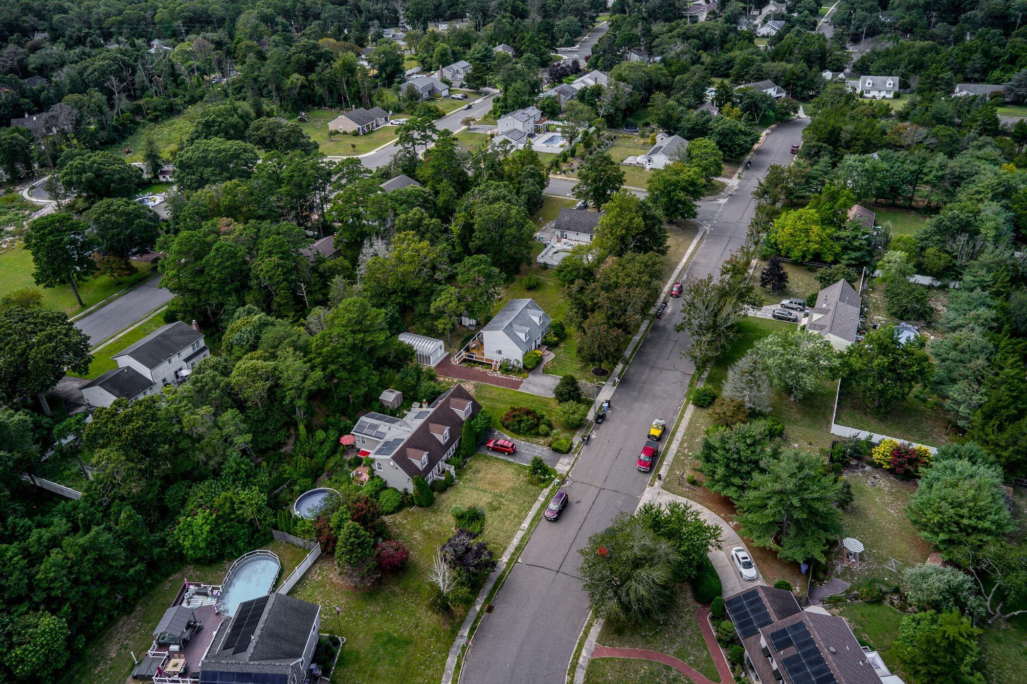 16 Lynnette Dr