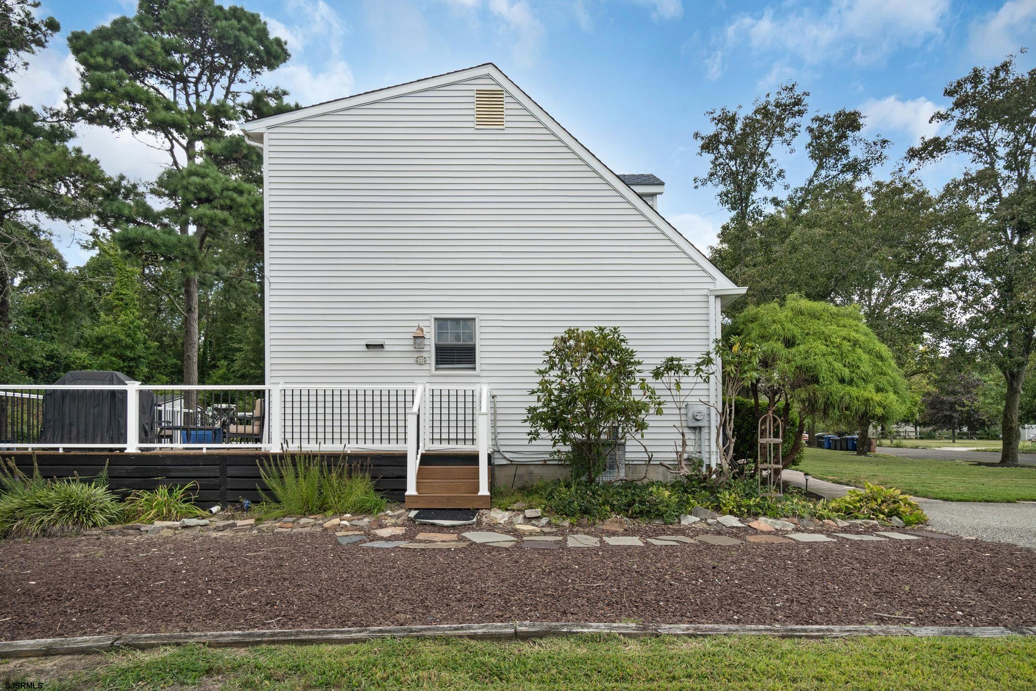 16 Lynnette Dr