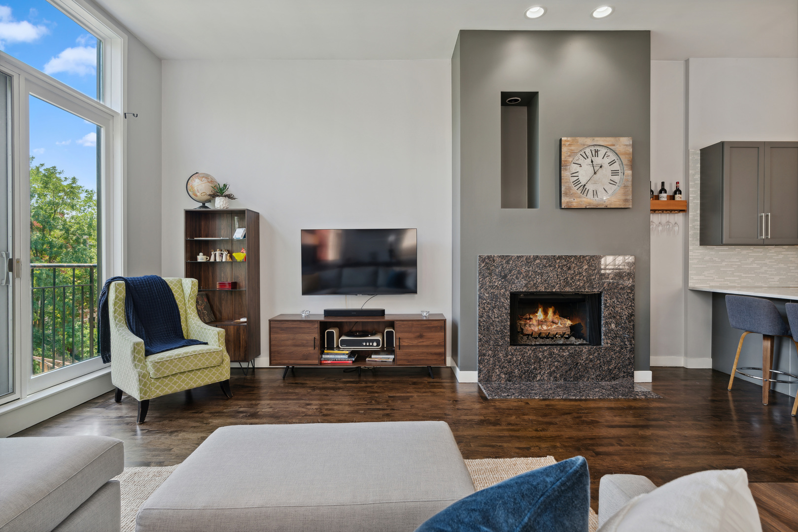 864 N PAULINA Street Unit: 3