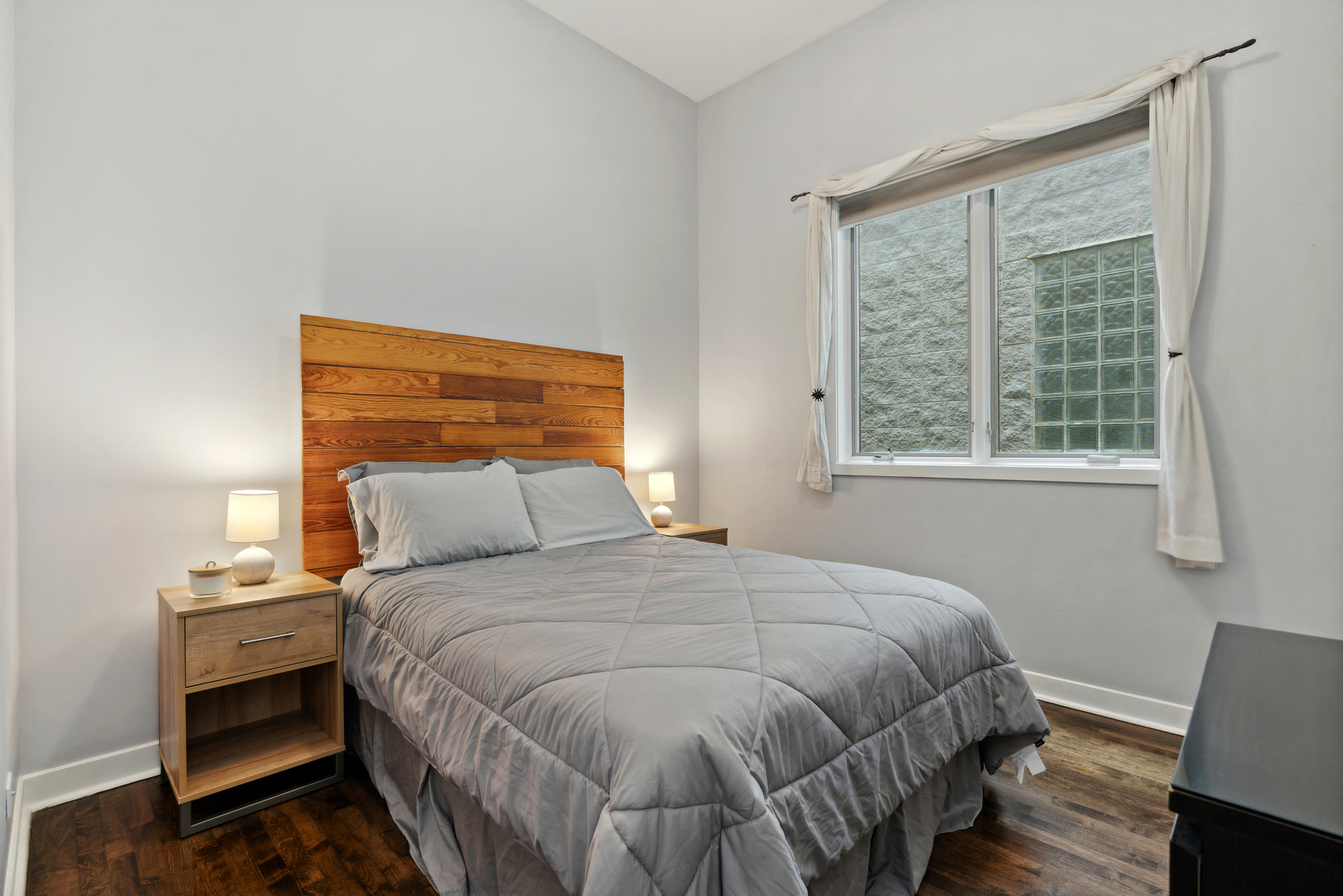 864 N PAULINA Street Unit: 3