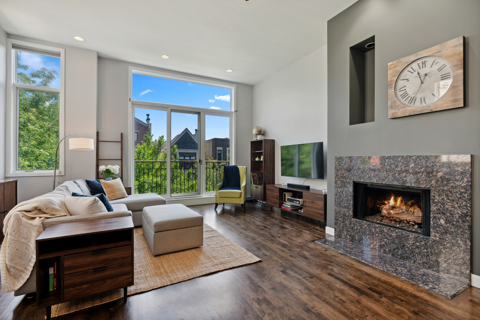 864 N PAULINA Street Unit: 3