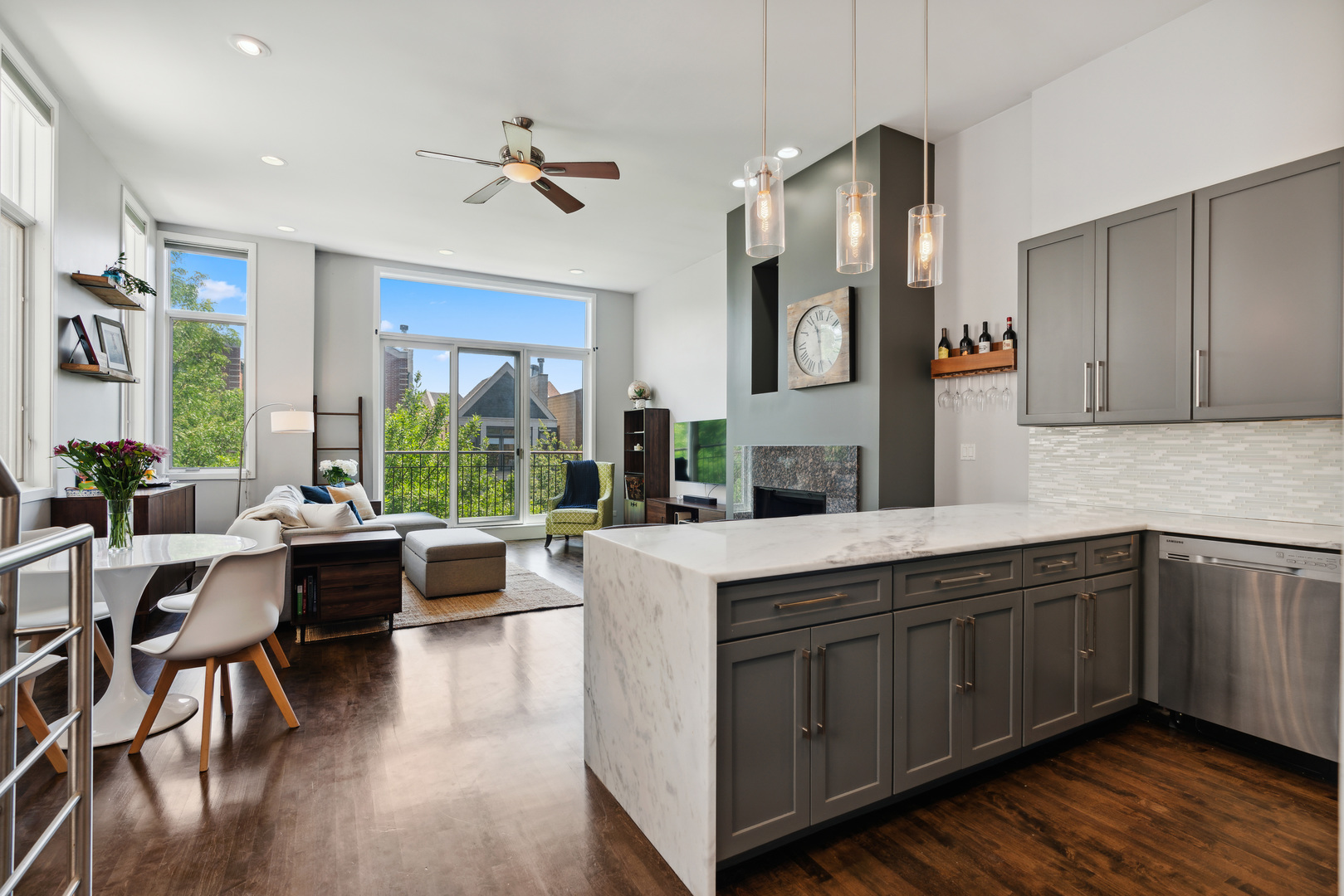 864 N PAULINA Street Unit: 3