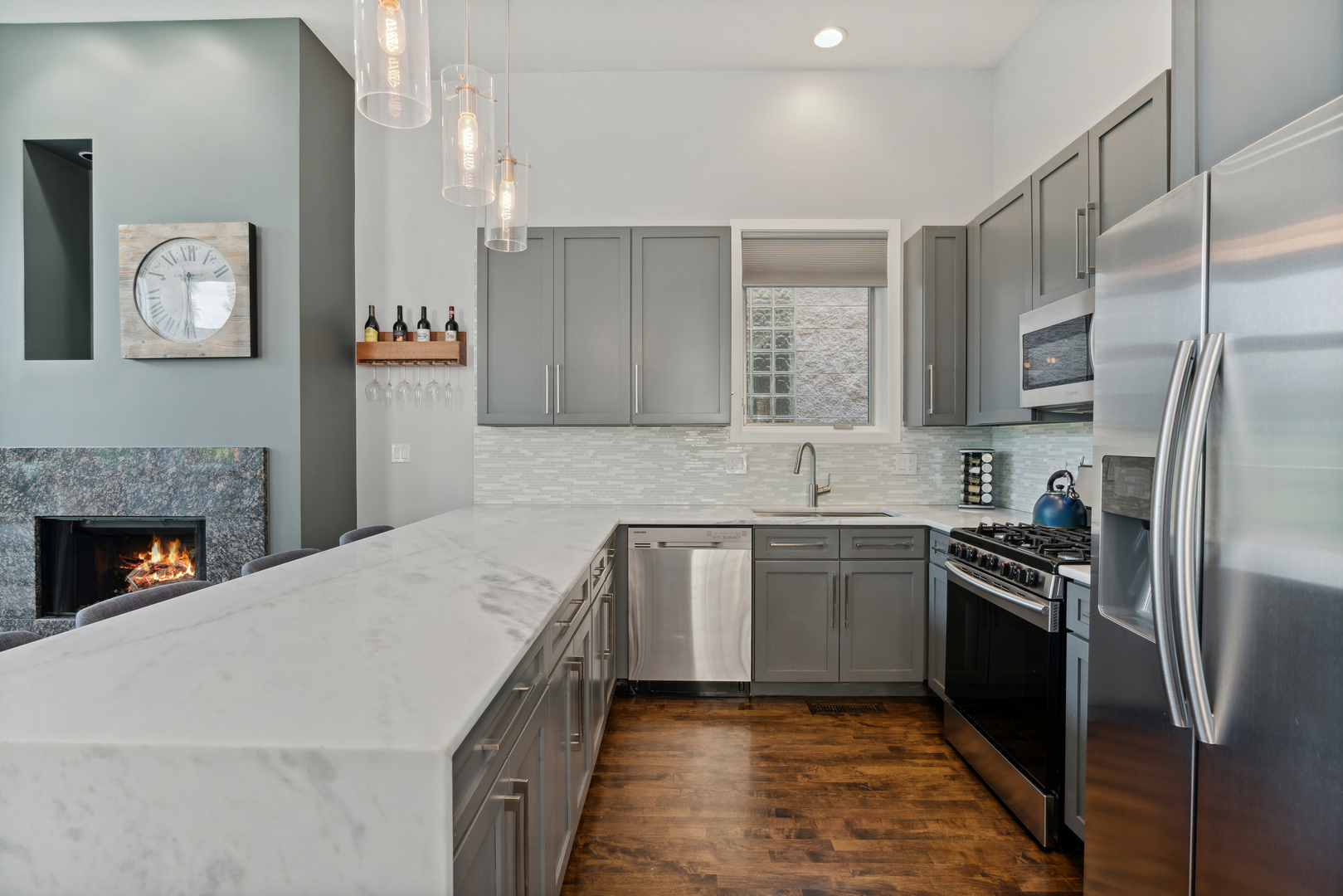 864 N PAULINA Street Unit: 3
