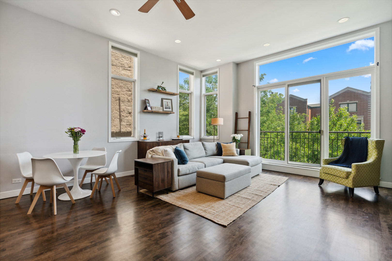 864 N PAULINA Street Unit: 3