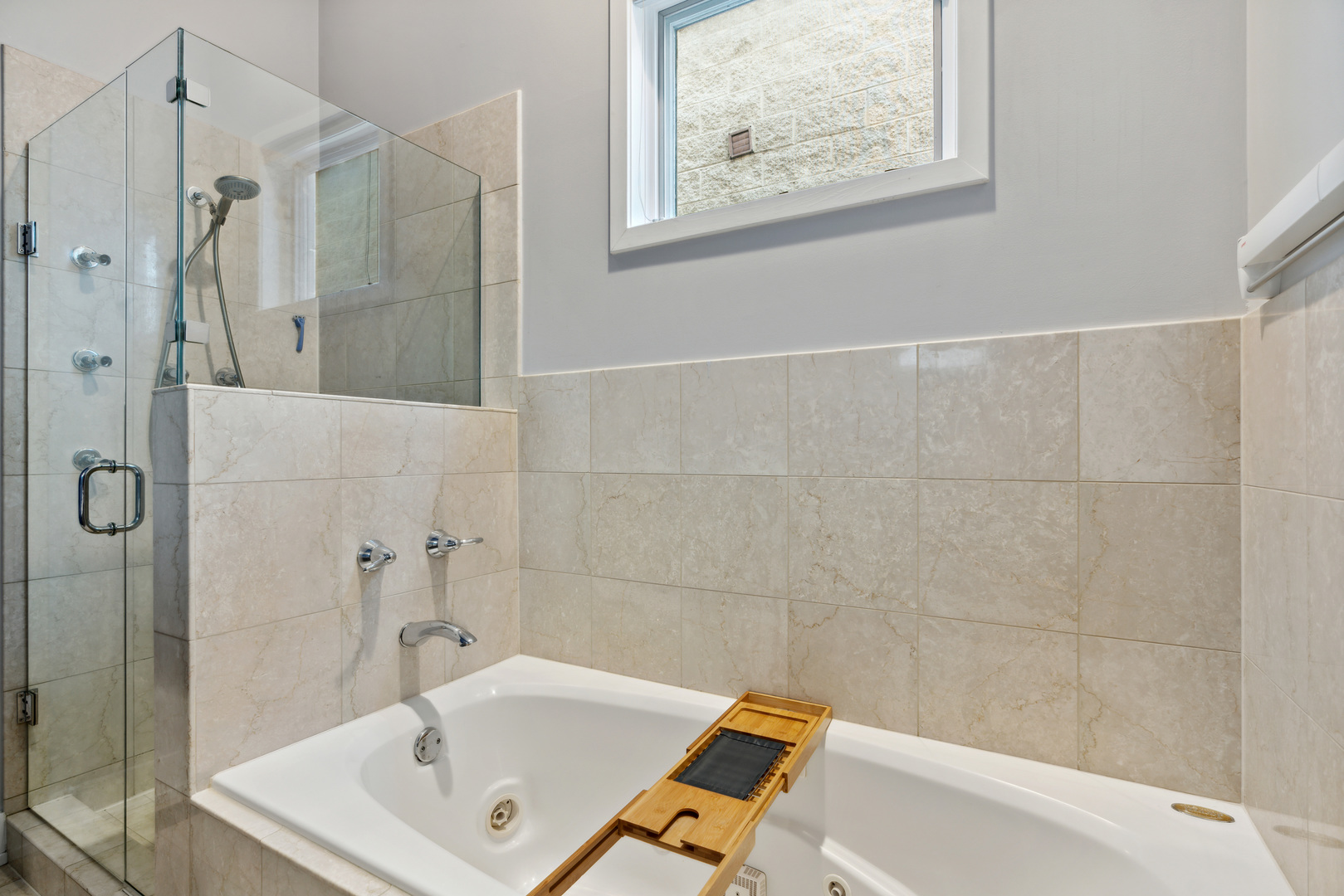 864 N PAULINA Street Unit: 3