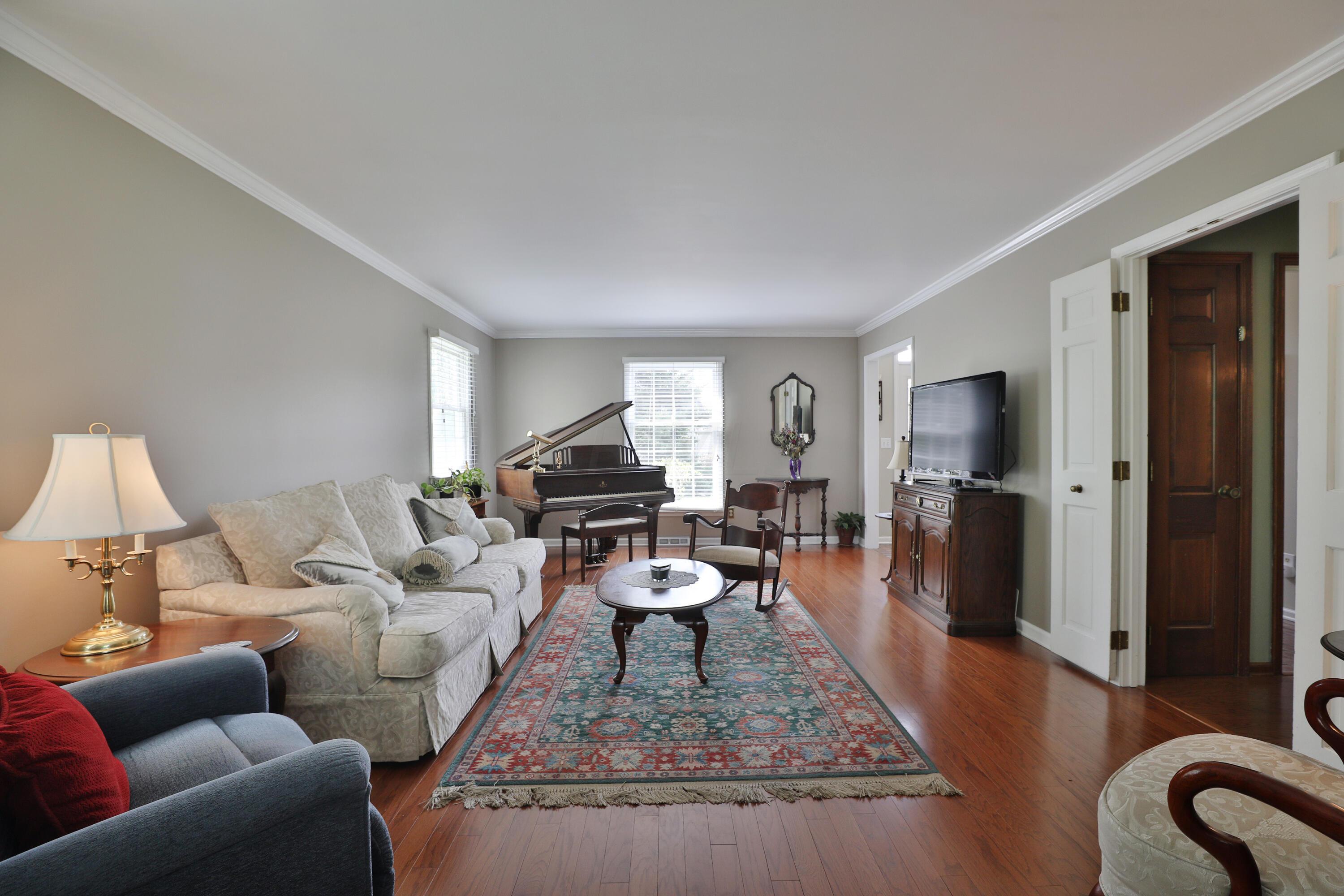 1121 Circle On The Green