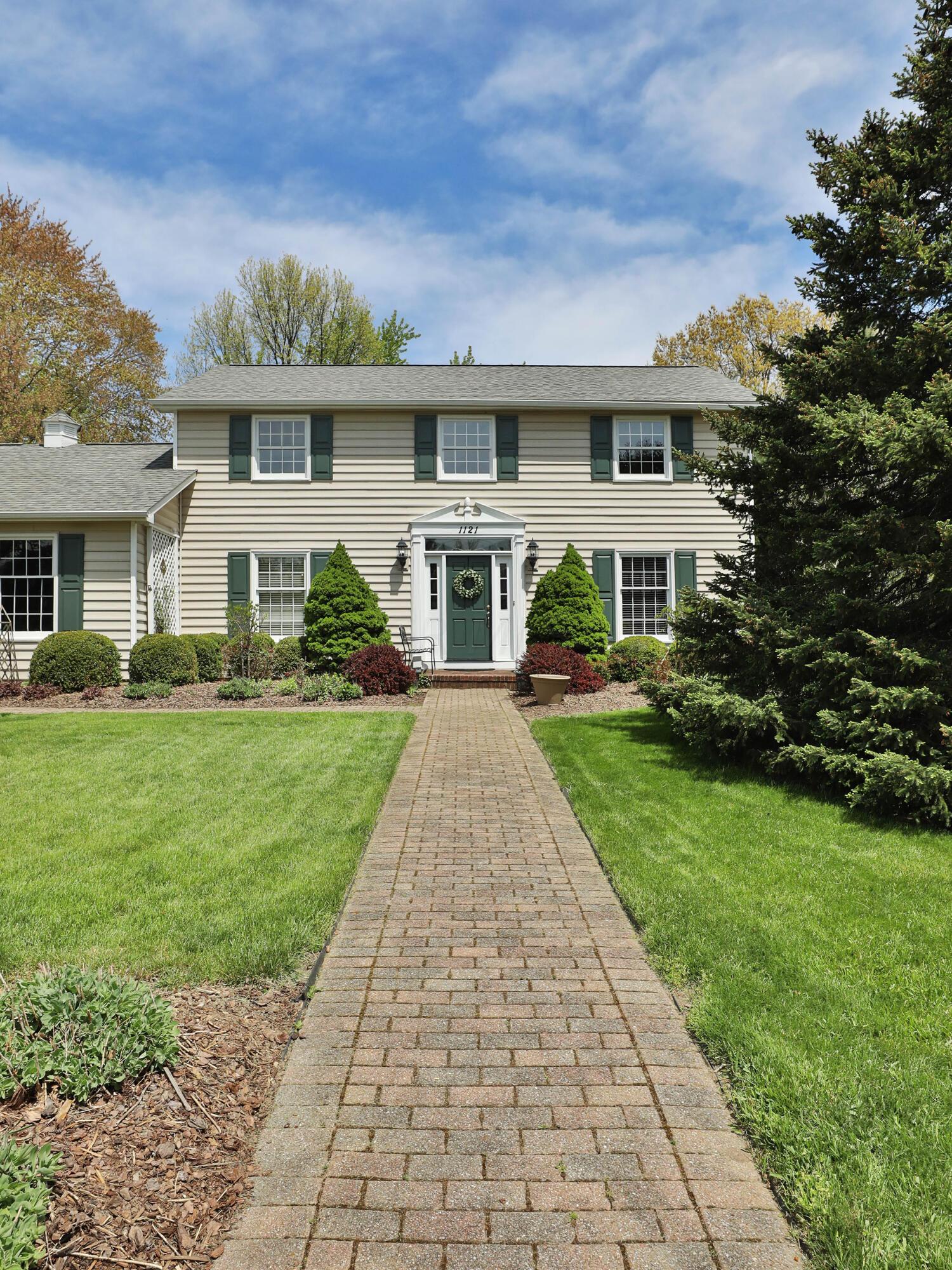 1121 Circle On The Green