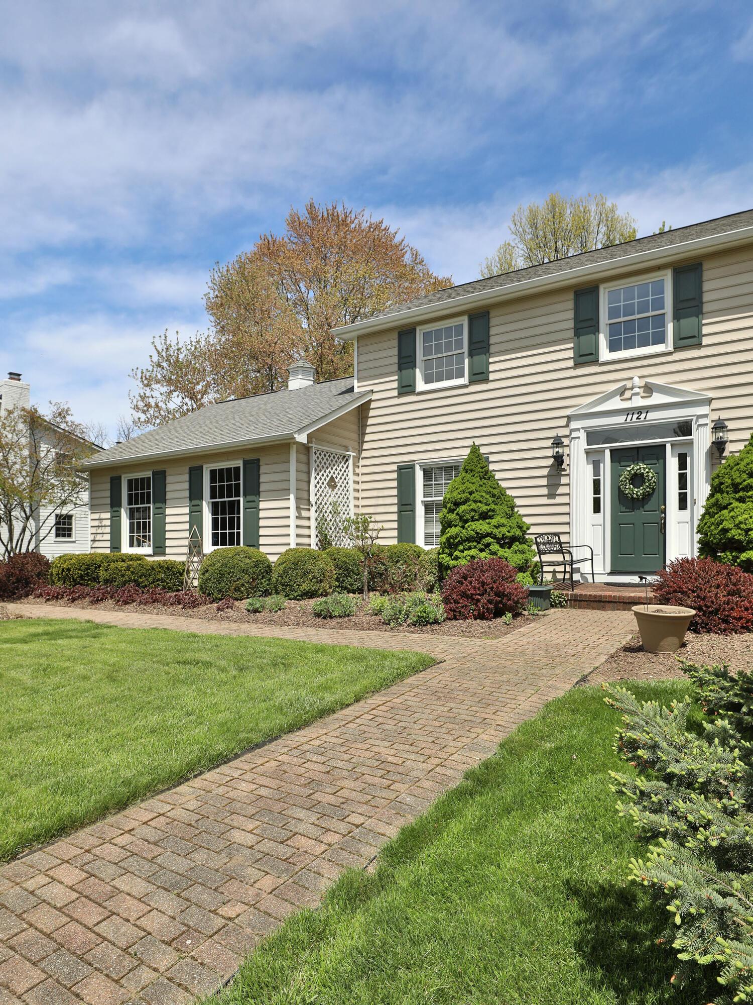 1121 Circle On The Green
