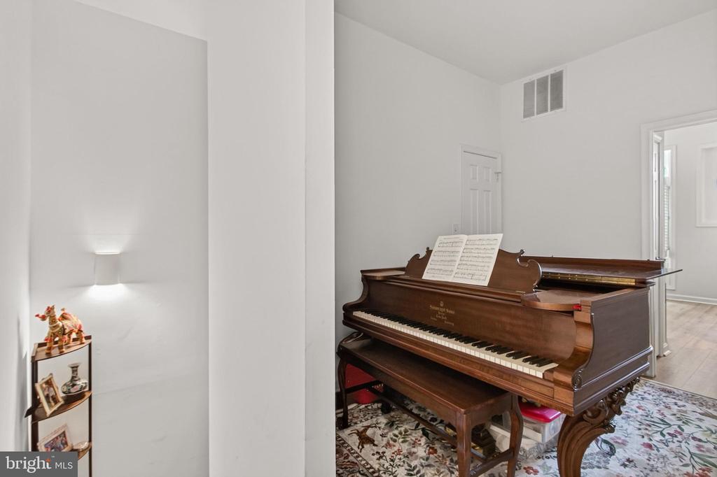 738 11TH STREET NE Unit: 1
