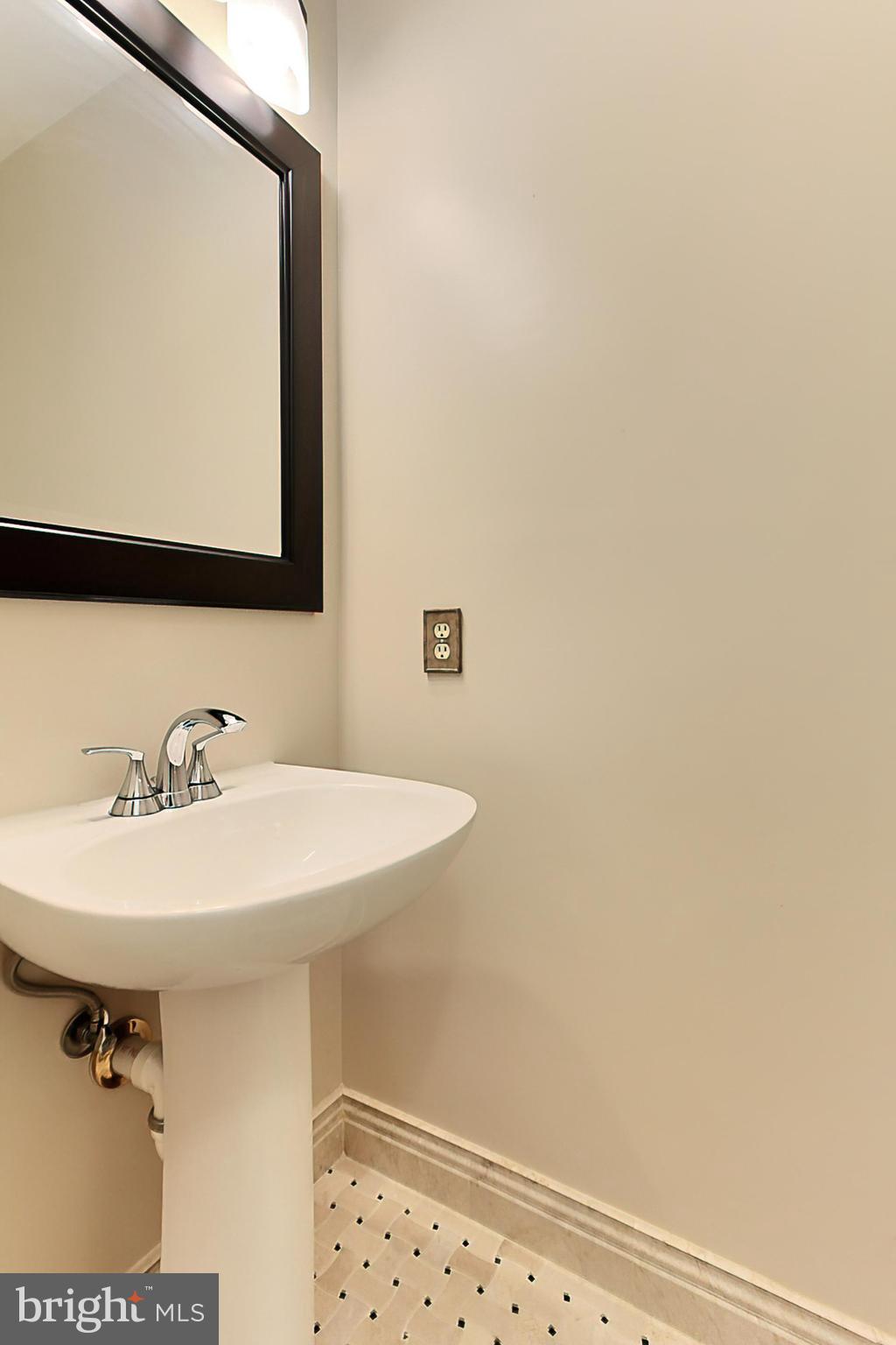 1501-D N Colonial Ter