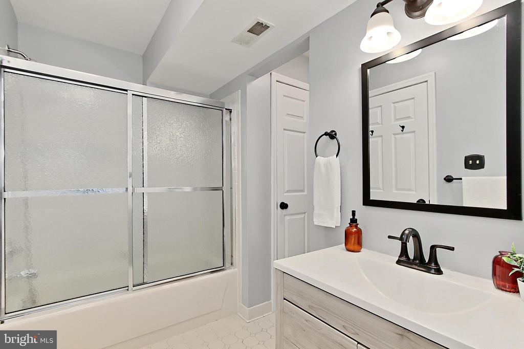 12511 N Lake Ct