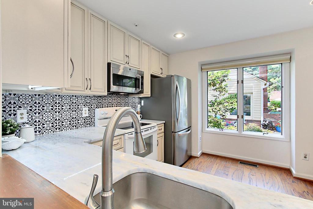 12511 N Lake Ct