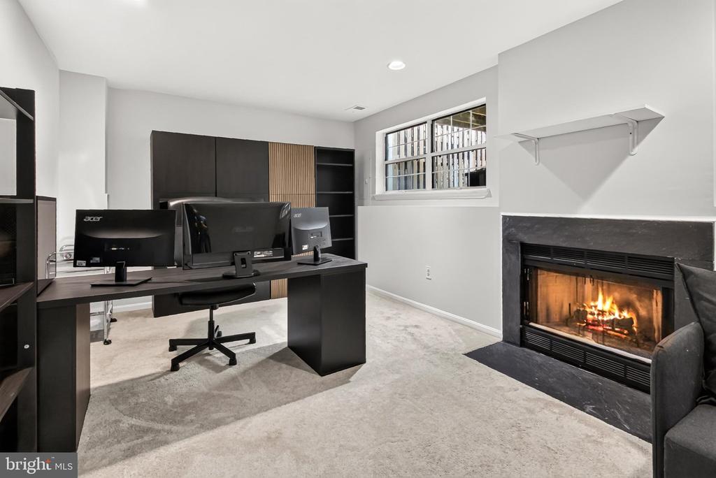 47582 COMER SQUARE