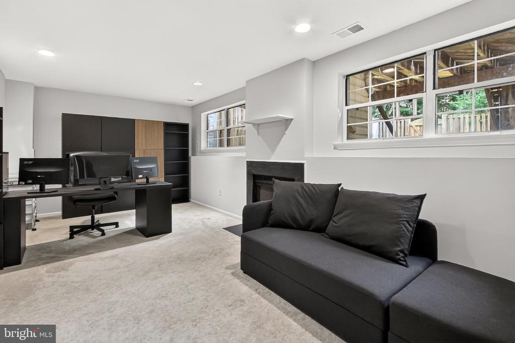 47582 COMER SQUARE