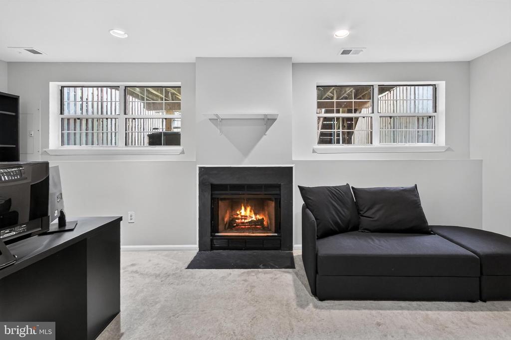 47582 COMER SQUARE