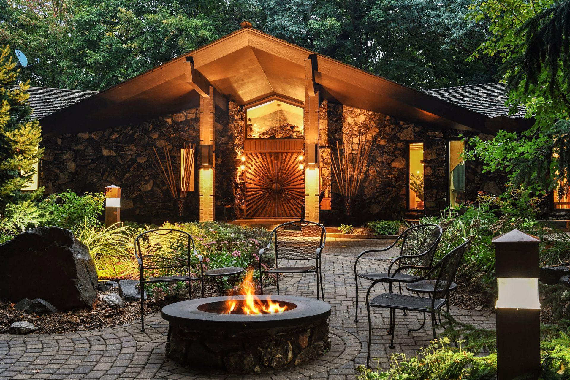 200 Black Oaks Ln, Plymouth