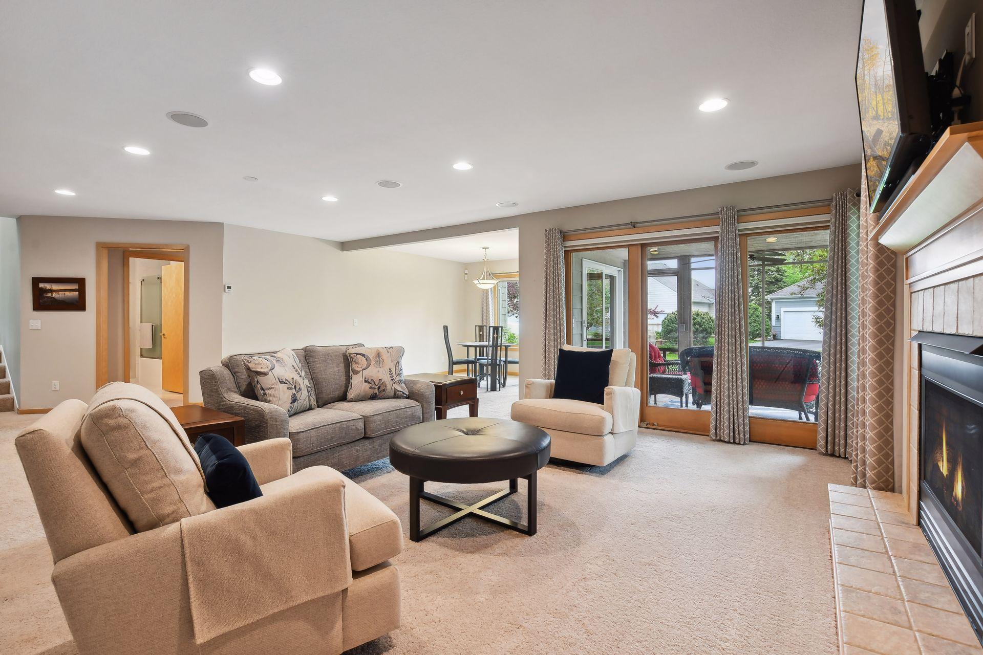 2994 Pelican Point Cir, Mound