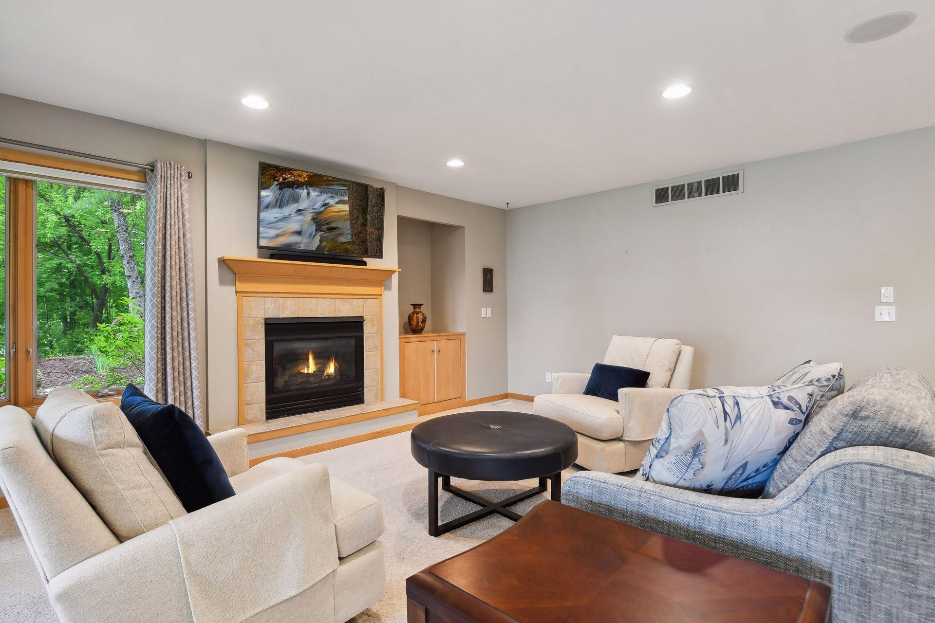 2994 Pelican Point Cir, Mound