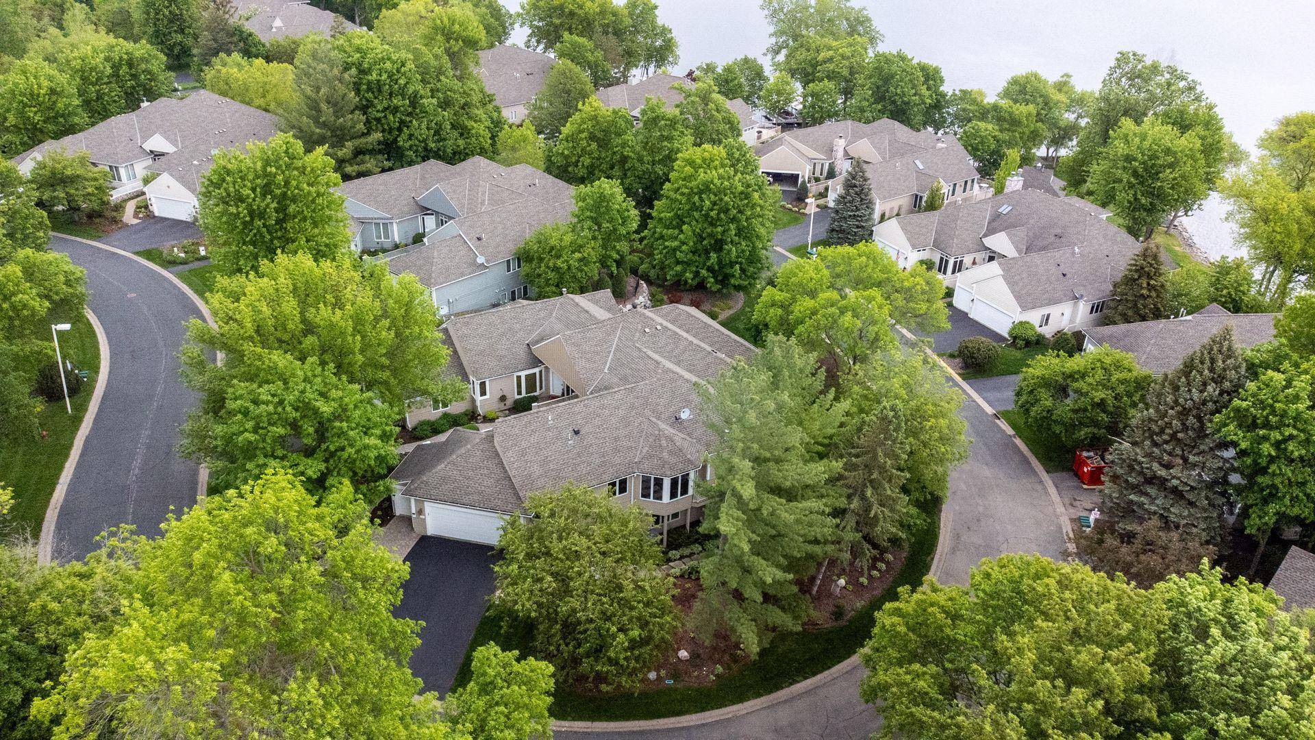 2994 Pelican Point Cir, Mound