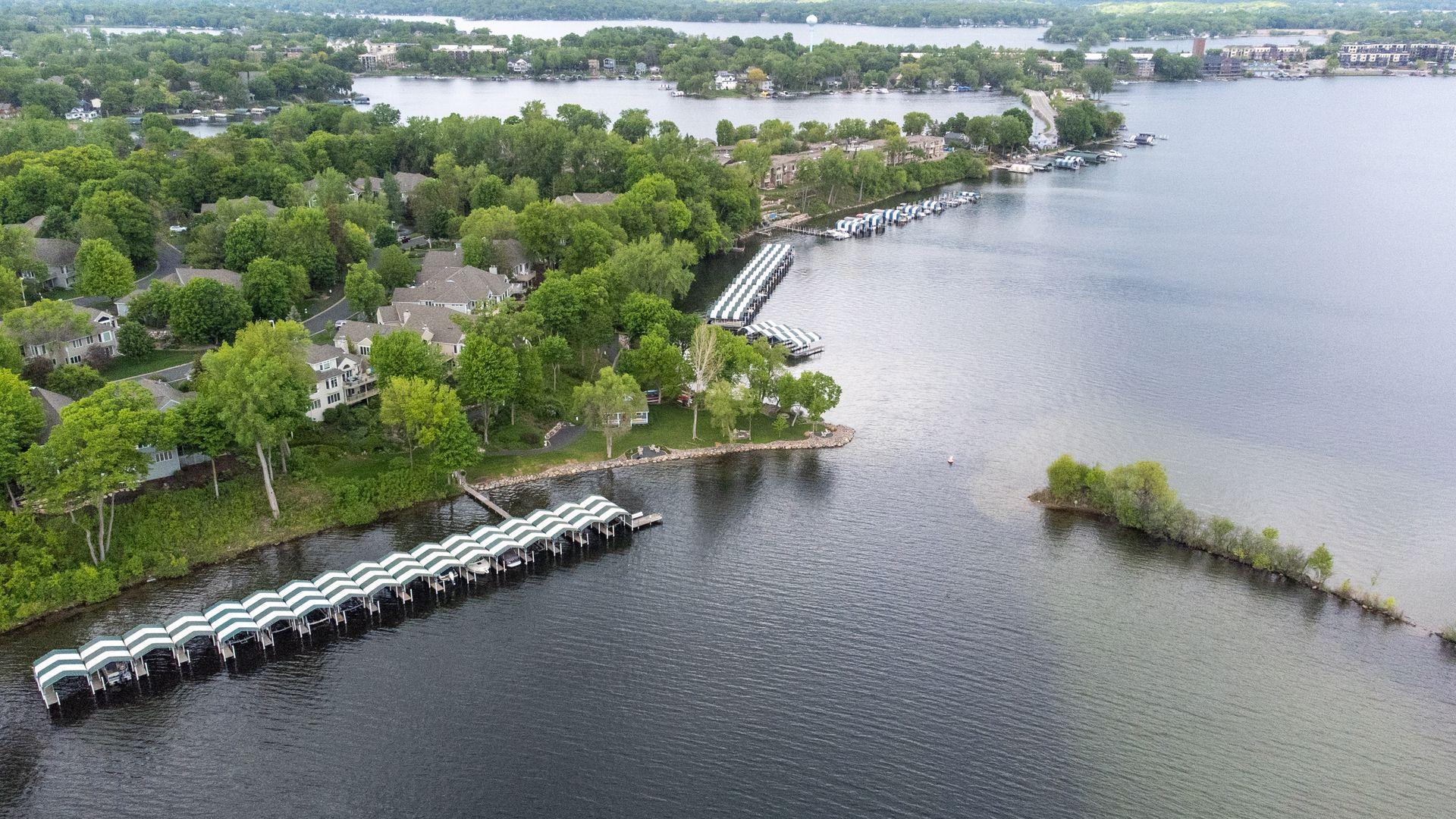 2994 Pelican Point Cir, Mound