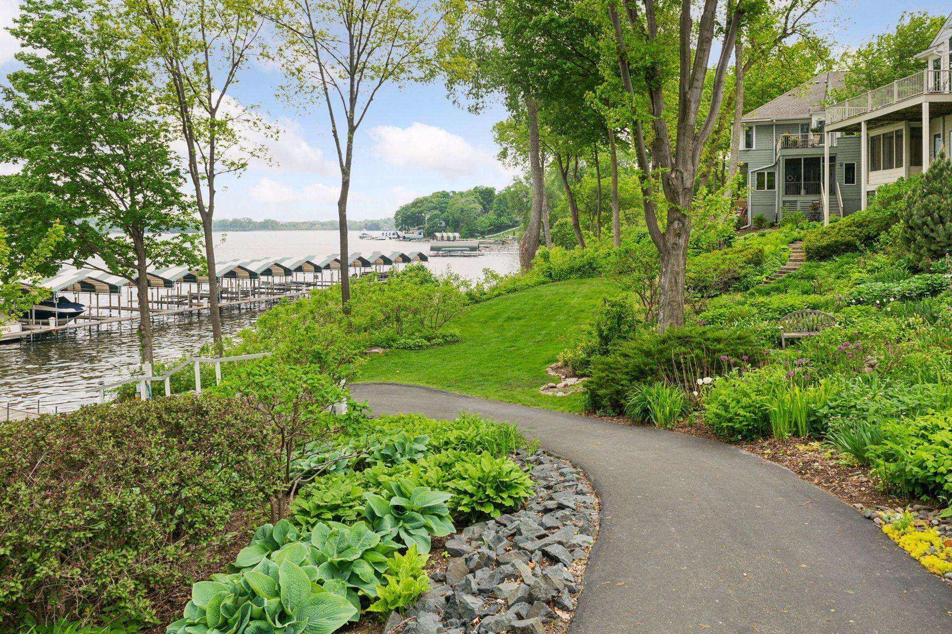 2994 Pelican Point Cir, Mound