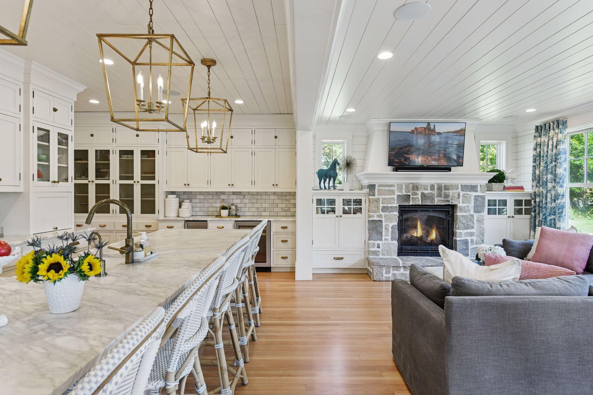 820 Old Crystal Bay Rd S, Orono