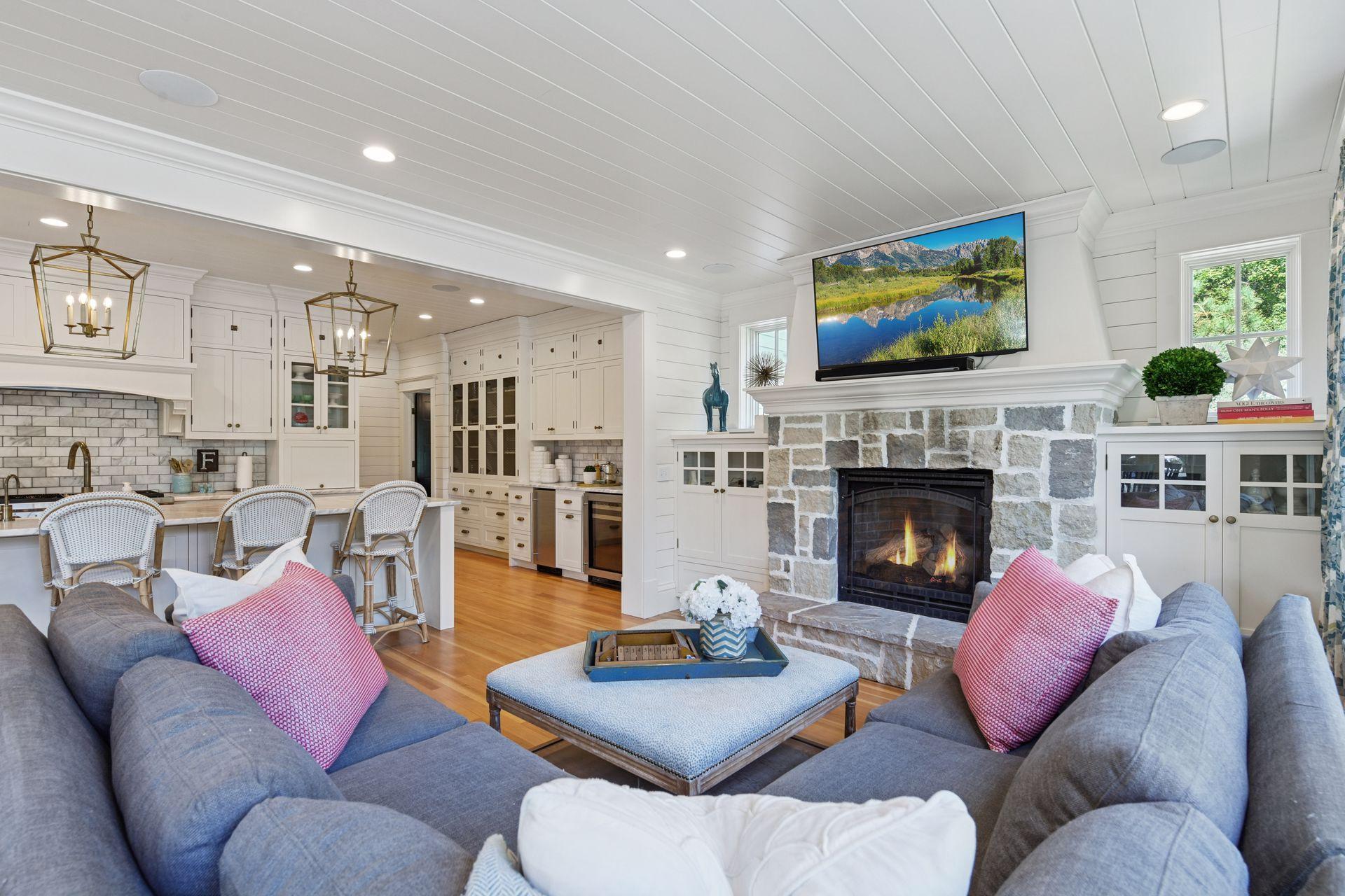 820 Old Crystal Bay Rd S, Orono
