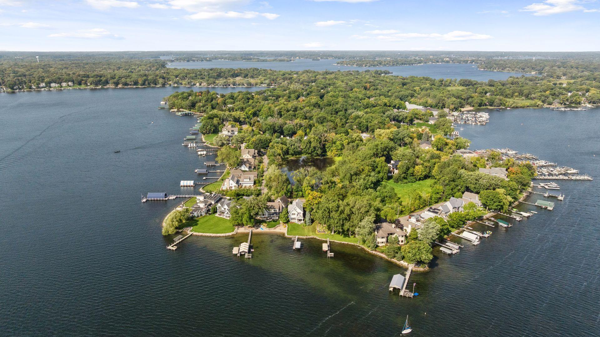 245 Lakeview Ave, Tonka Bay