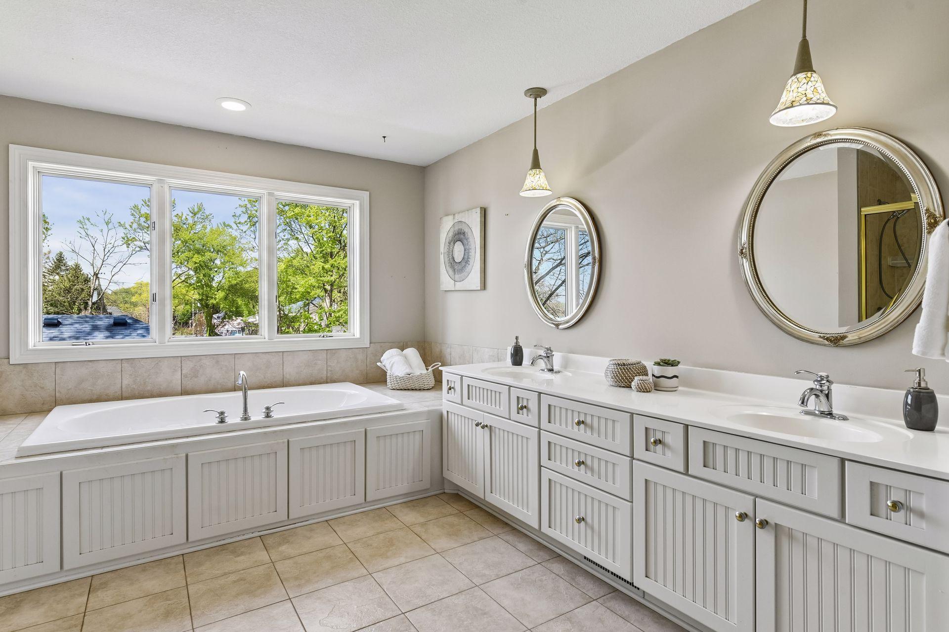 4660 Island View Dr, Mound