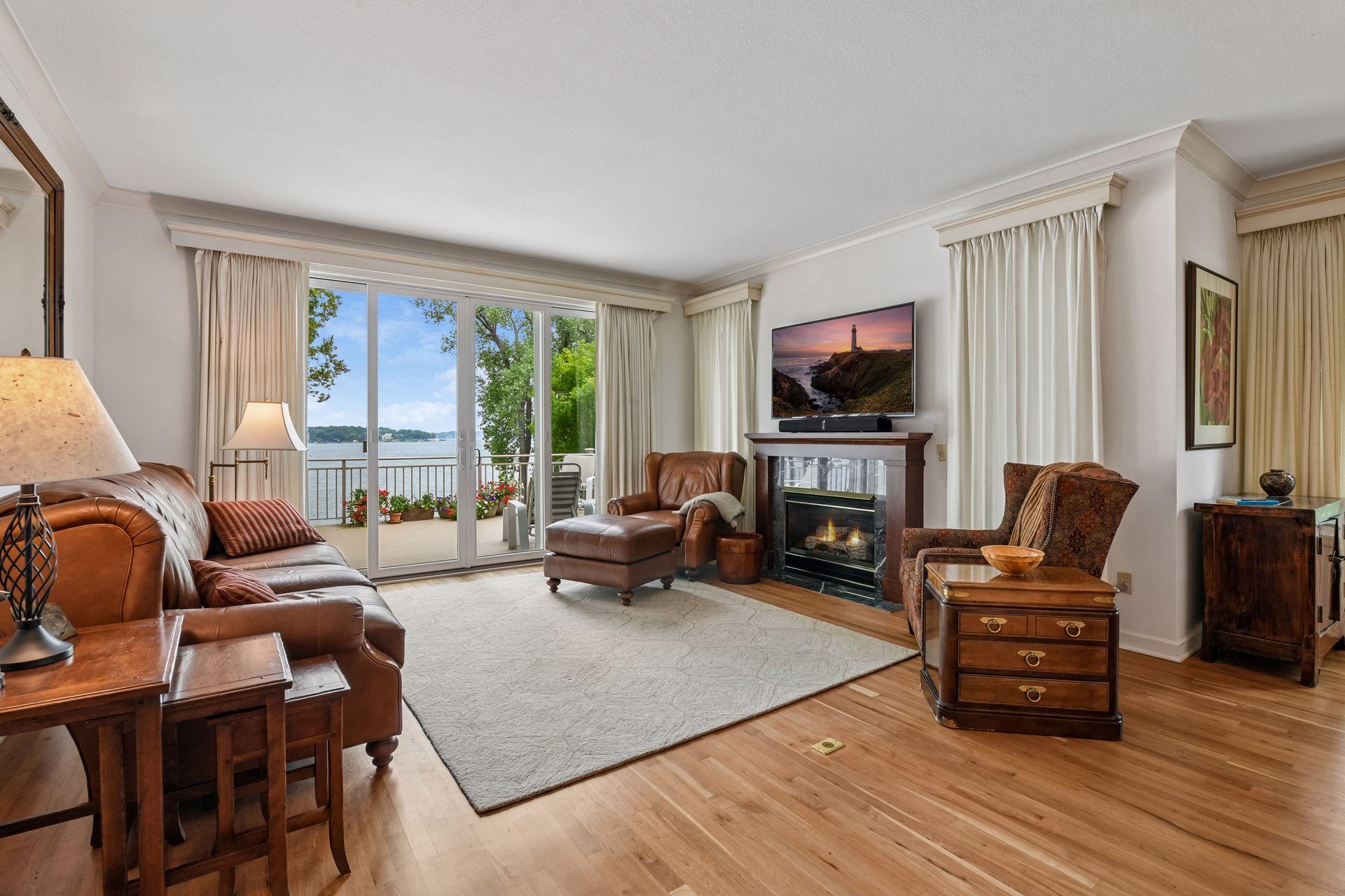 2928 Pelican Point Circle