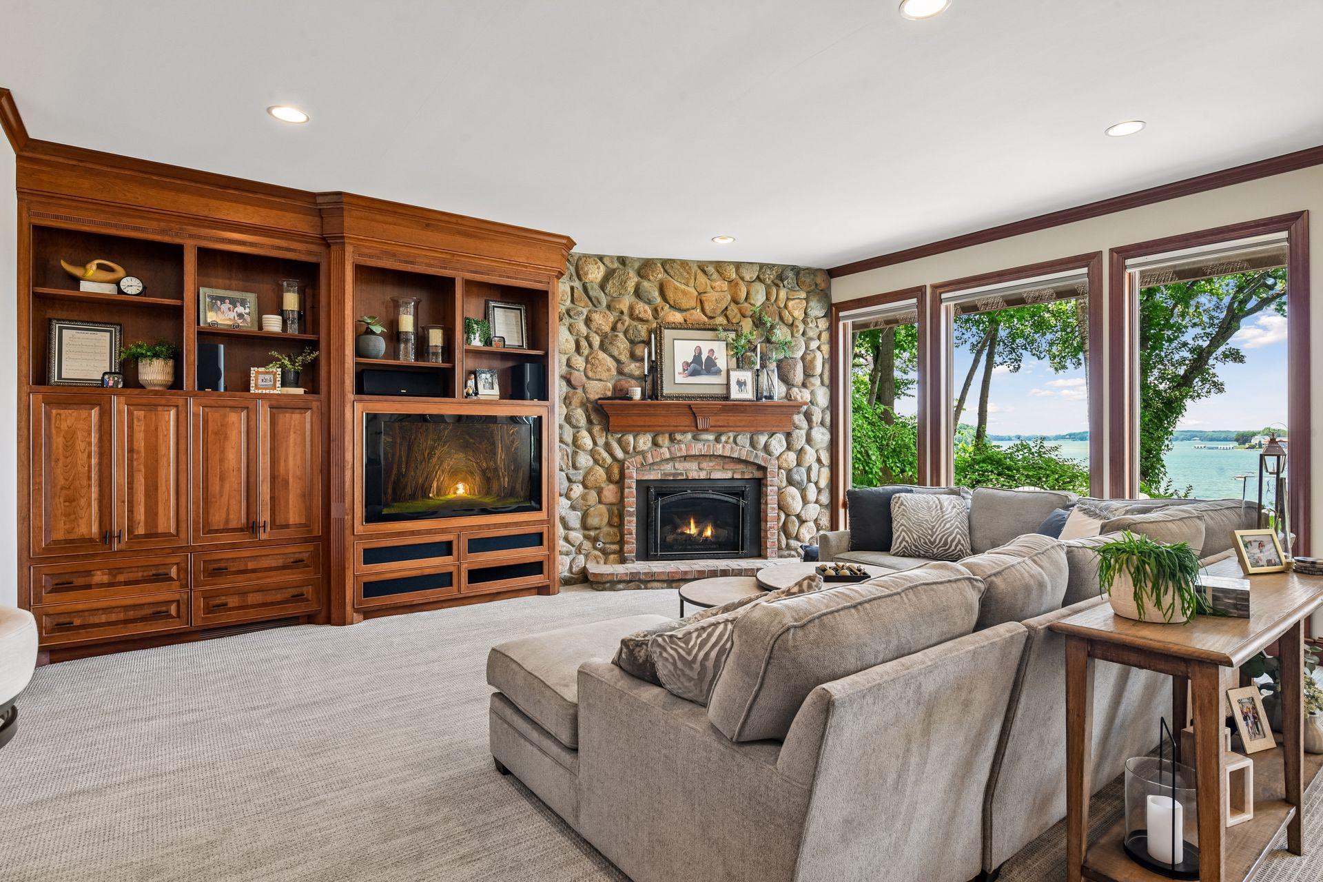 28028 Woodside Rd, Shorewood