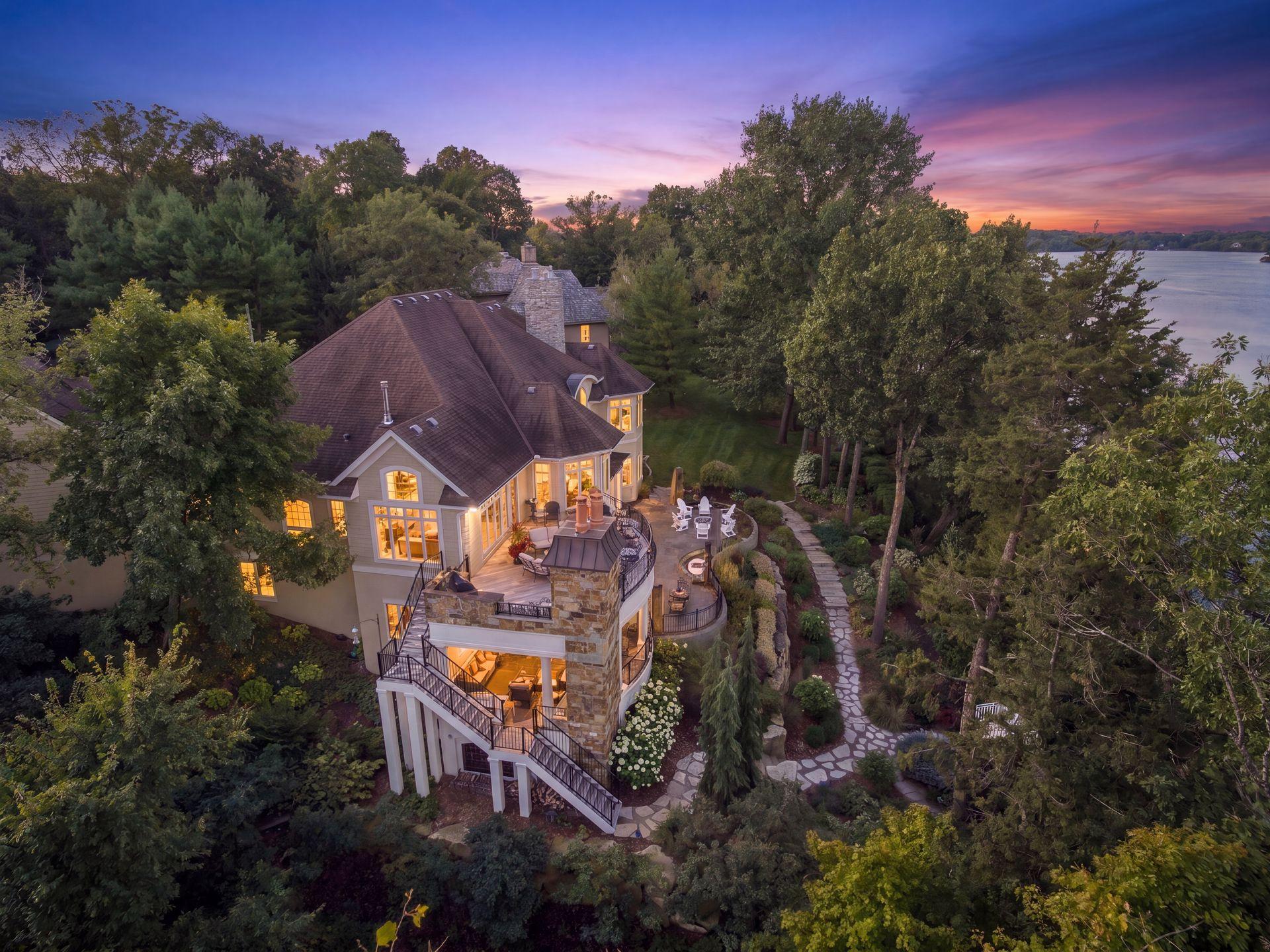 28028 Woodside Rd, Shorewood