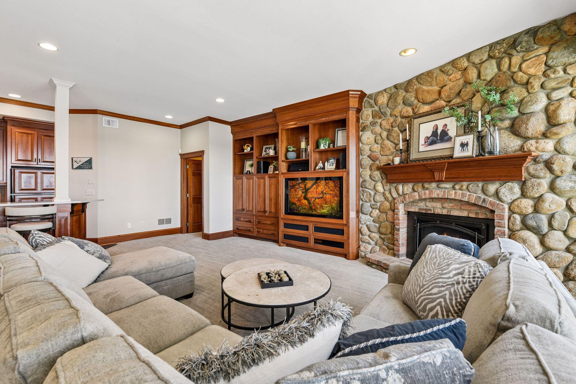 28028 Woodside Rd, Shorewood