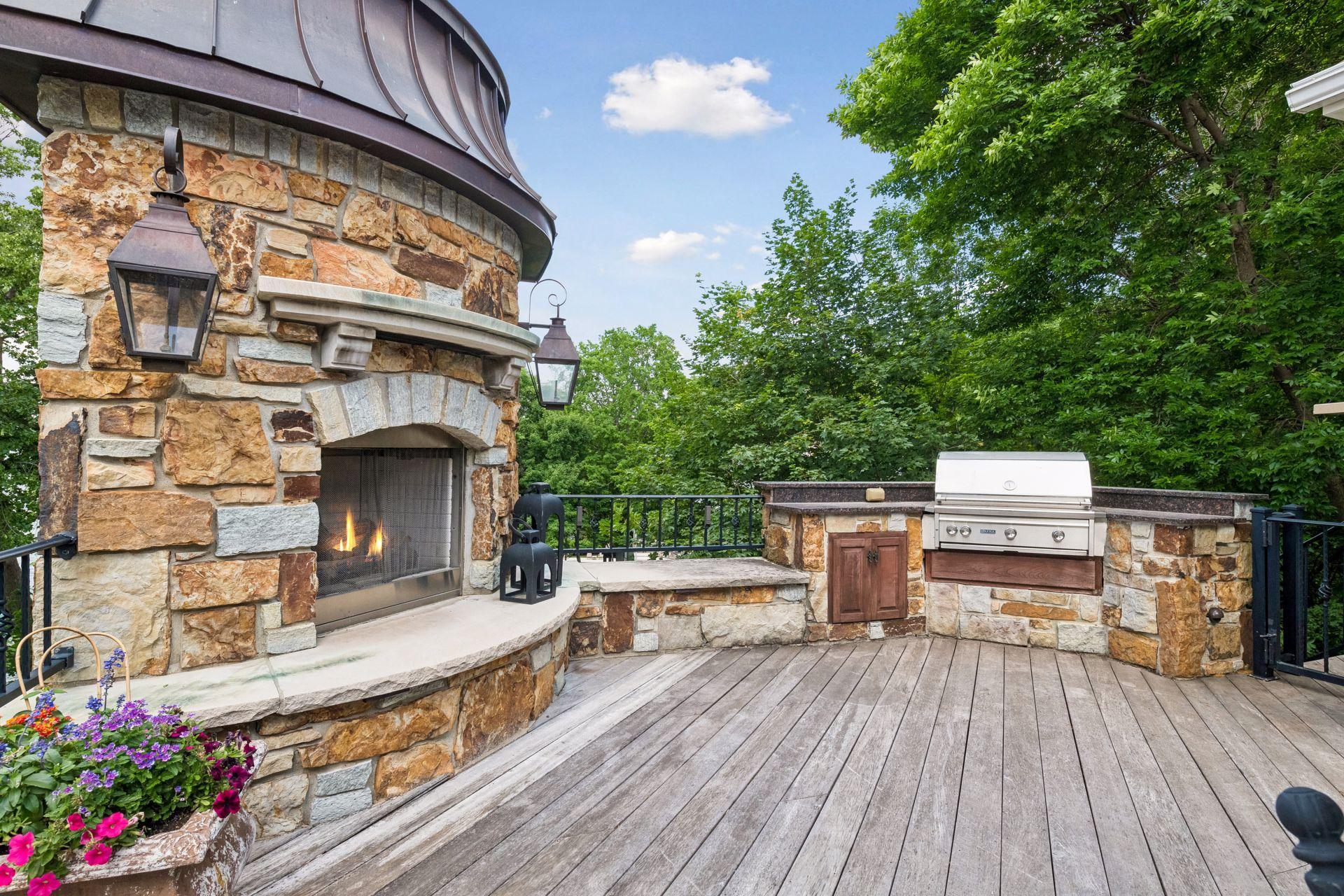 28028 Woodside Rd, Shorewood