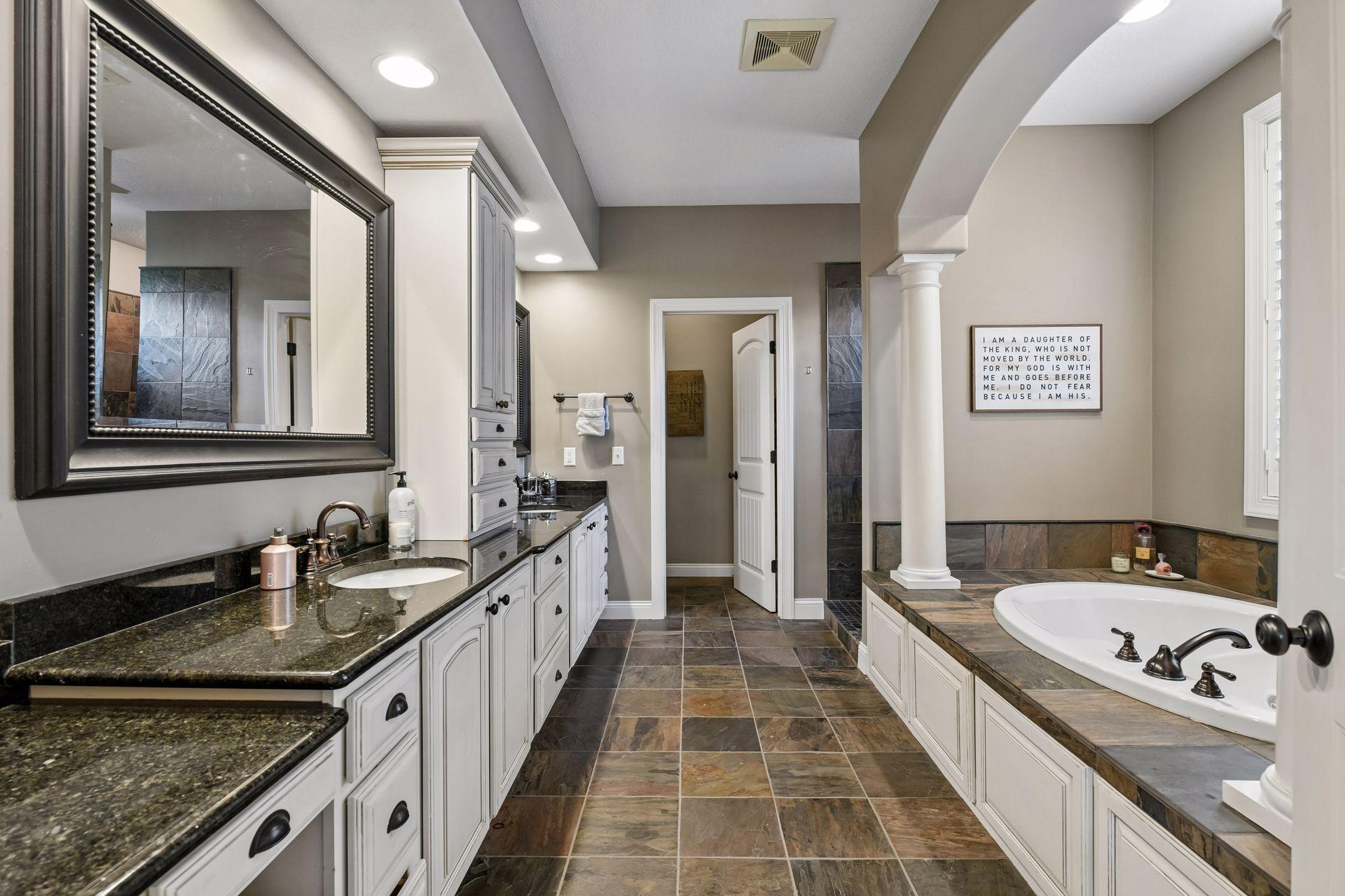 9487 Mcgee Way, Eden Prairie