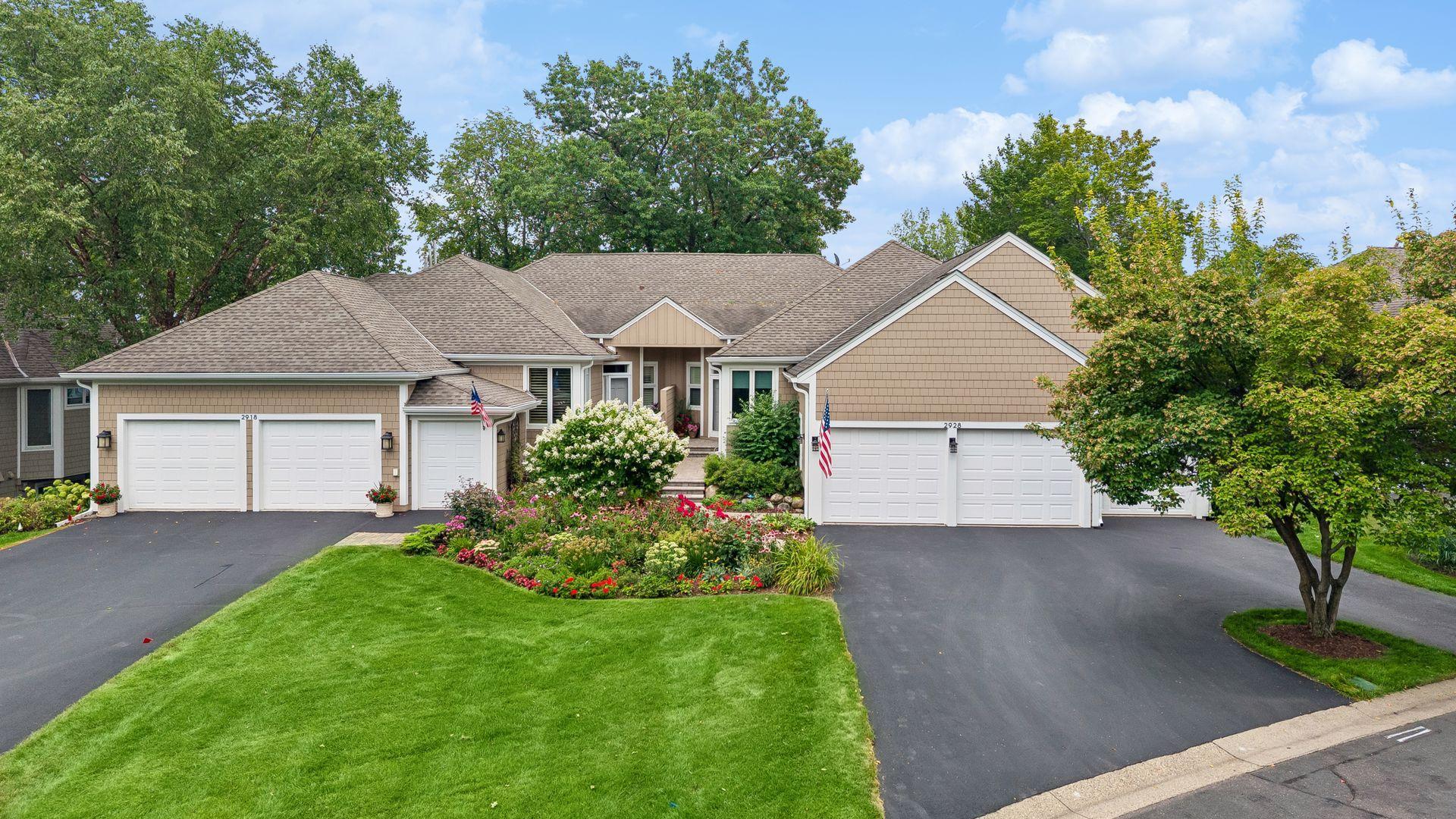 2928 Pelican Point Cir, Mound