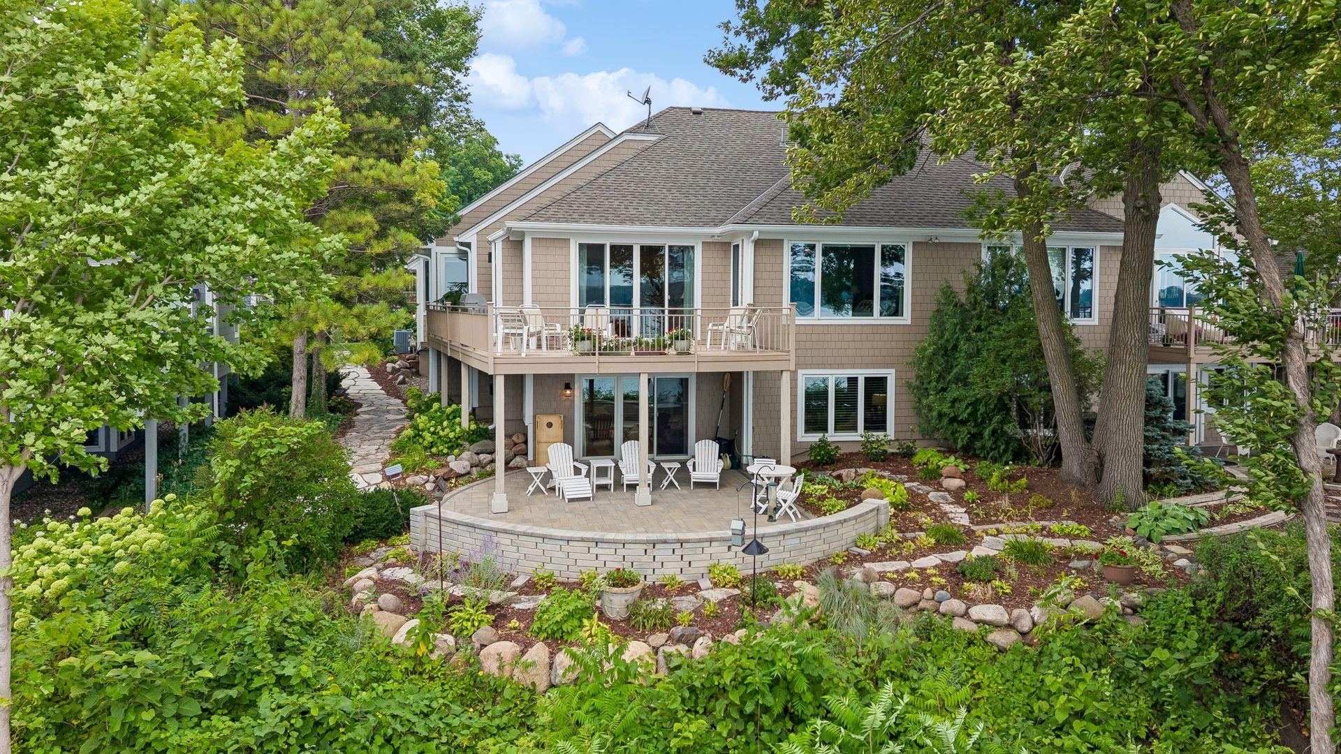 2928 Pelican Point Cir, Mound