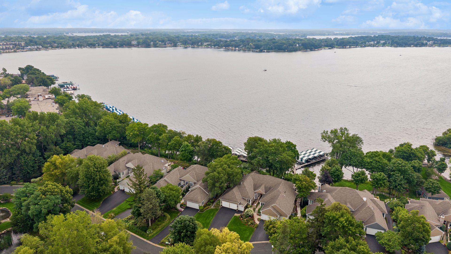 2928 Pelican Point Cir, Mound