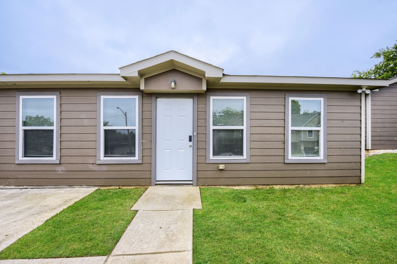 1216 E Powell Avenue