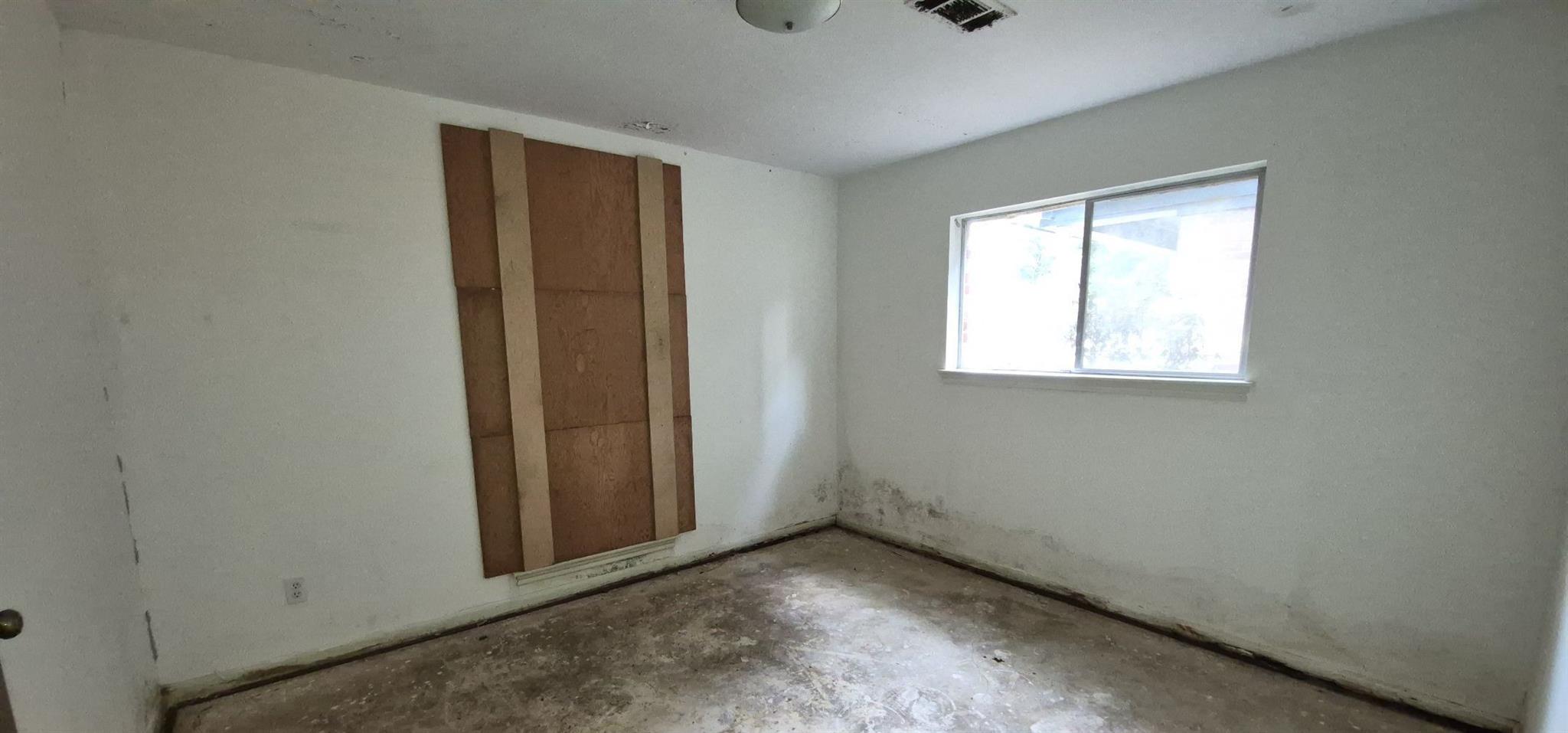 1015 Woodfield Lane