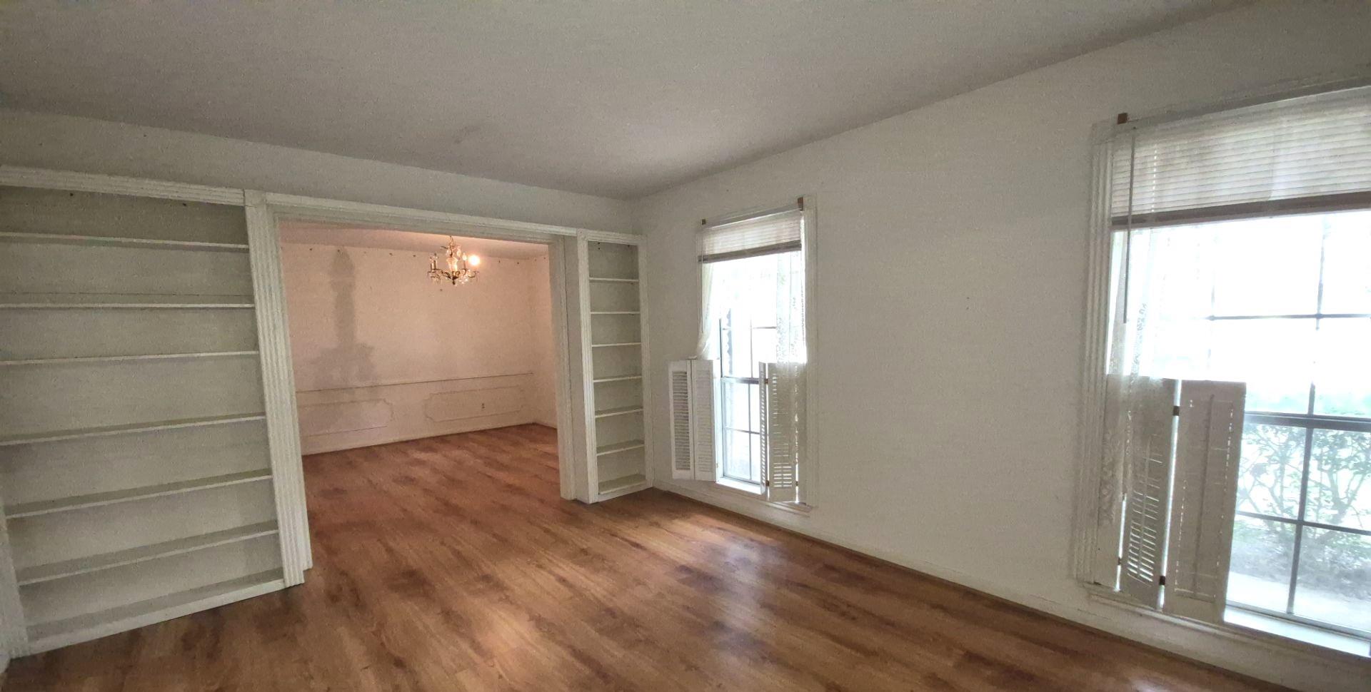 1015 Woodfield Lane