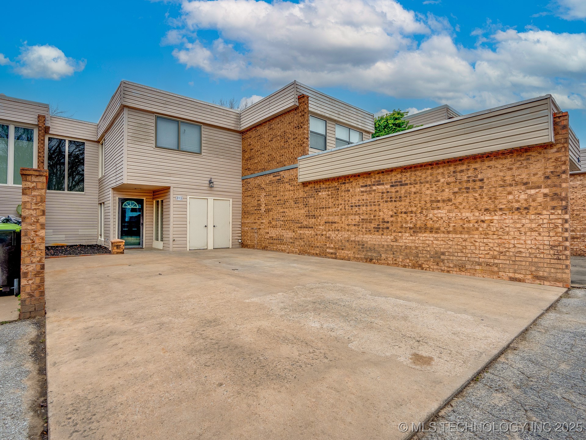 813 Maple Street
