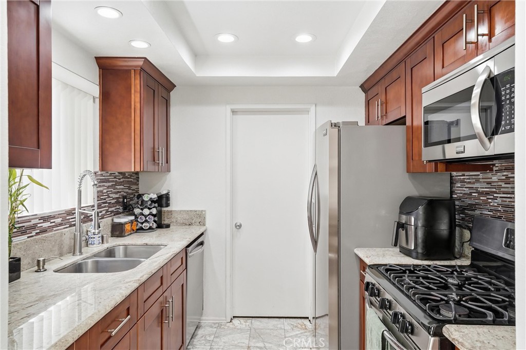 800 Termino Avenue 5